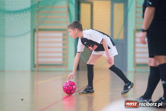 Zdjęcie w galerii na portalu naszraciborz.pl: Niedzielne emocje w halowych zmaganiach żaków wiadomości z regionu