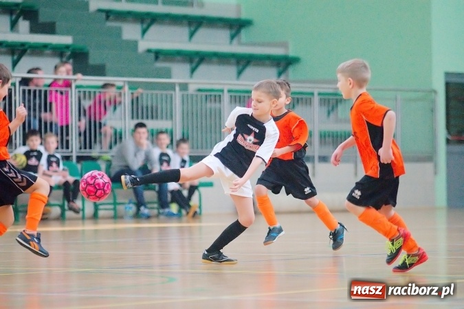 Zdjęcie w galerii na portalu naszraciborz.pl: Niedzielne emocje w halowych zmaganiach żaków wiadomości z regionu