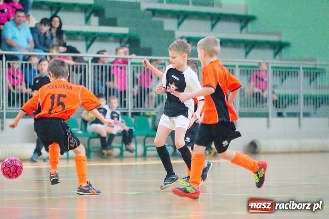 Zdjęcie w galerii na portalu naszraciborz.pl: Niedzielne emocje w halowych zmaganiach żaków wiadomości z regionu