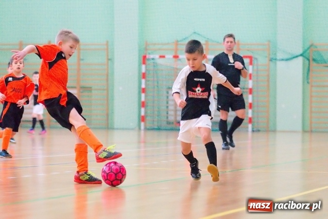Zdjęcie w galerii na portalu naszraciborz.pl: Niedzielne emocje w halowych zmaganiach żaków wiadomości z regionu