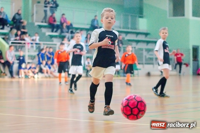 Zdjęcie w galerii na portalu naszraciborz.pl: Niedzielne emocje w halowych zmaganiach żaków wiadomości z regionu