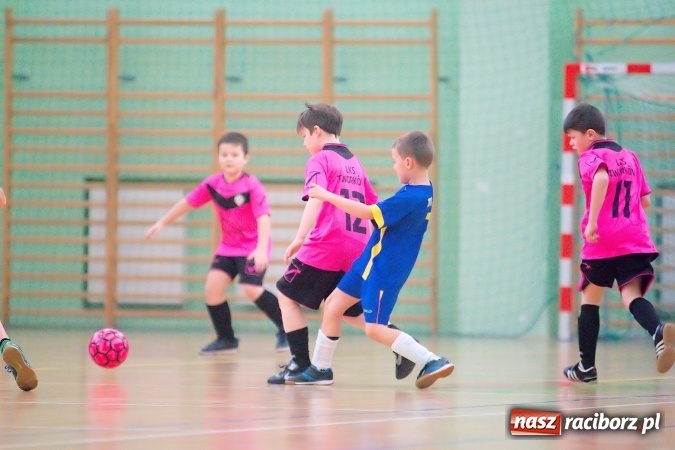 Zdjęcie w galerii na portalu naszraciborz.pl: Niedzielne emocje w halowych zmaganiach żaków wiadomości z regionu