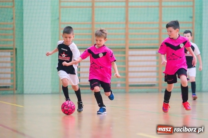 Zdjęcie w galerii na portalu naszraciborz.pl: Niedzielne emocje w halowych zmaganiach żaków wiadomości z regionu