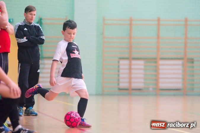 Zdjęcie w galerii na portalu naszraciborz.pl: Niedzielne emocje w halowych zmaganiach żaków wiadomości z regionu