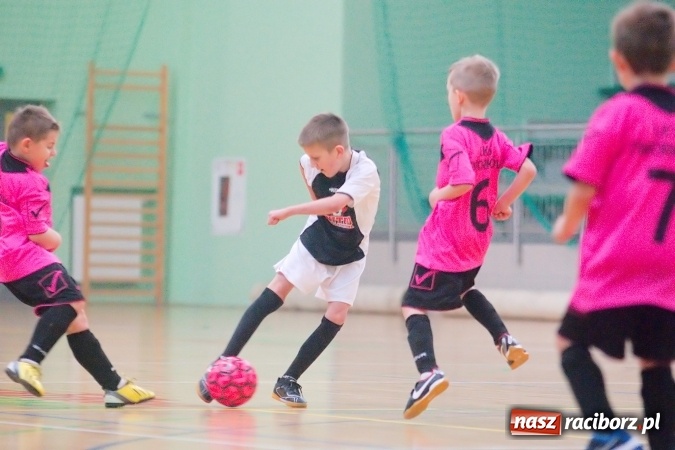 Zdjęcie w galerii na portalu naszraciborz.pl: Niedzielne emocje w halowych zmaganiach żaków wiadomości z regionu