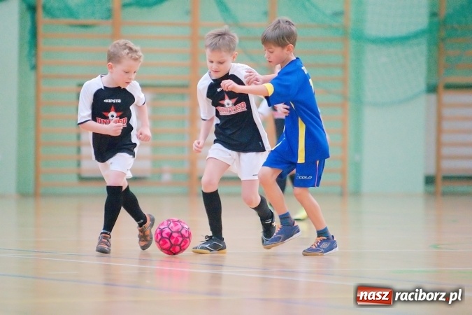Zdjęcie w galerii na portalu naszraciborz.pl: Niedzielne emocje w halowych zmaganiach żaków wiadomości z regionu