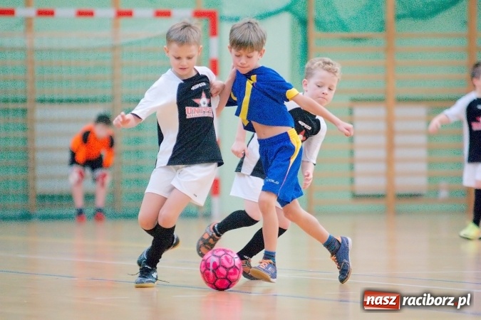 Zdjęcie w galerii na portalu naszraciborz.pl: Niedzielne emocje w halowych zmaganiach żaków wiadomości z regionu