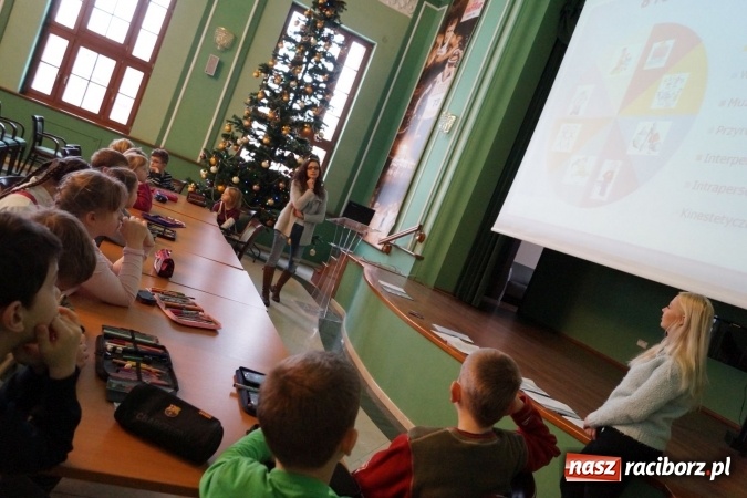 Zdjęcie w galerii na portalu naszraciborz.pl: O poznaniu samego siebie na Uniwersytecie Dziecięcym w Raciborzu wiadomości z regionu