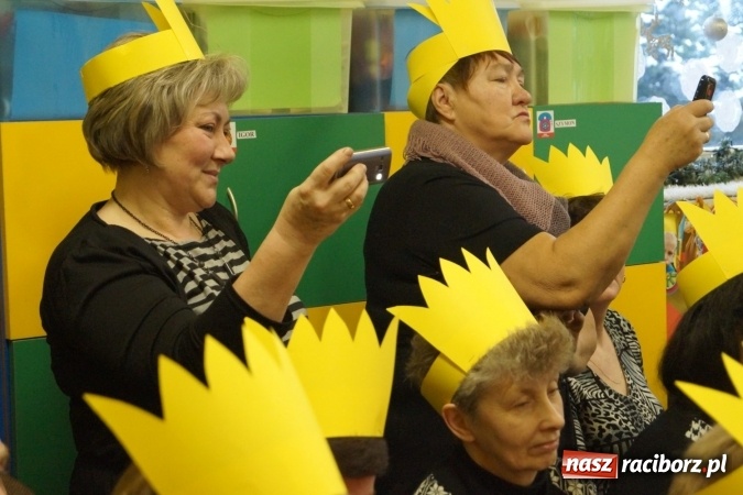 Zdjęcie w galerii na portalu naszraciborz.pl: Babcie królowe i dziadkowie królowie w Przedszkolu w Nędzy  wiadomości z regionu