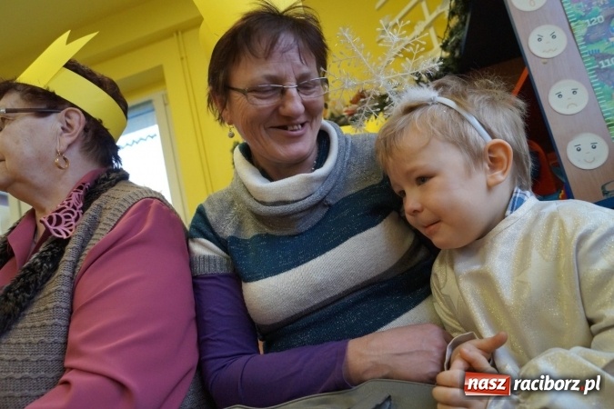 Zdjęcie w galerii na portalu naszraciborz.pl: Babcie królowe i dziadkowie królowie w Przedszkolu w Nędzy  wiadomości z regionu