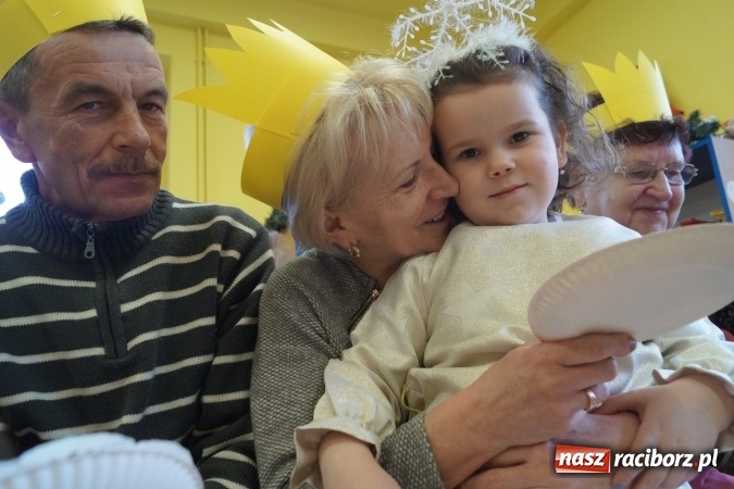 Zdjęcie w galerii na portalu naszraciborz.pl: Babcie królowe i dziadkowie królowie w Przedszkolu w Nędzy  wiadomości z regionu