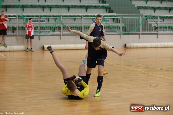 Zdjęcie w galerii na portalu naszraciborz.pl: Otwarte Mistrzostwa Raciborza w Halowej Piłce Nożnej Chłopców Szkół Gimnazjalnych w Arenie Rafako odbyły się po raz drugi wiadomości z regionu