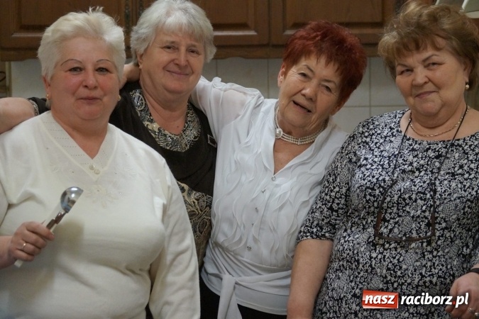 Zdjęcie w galerii na portalu naszraciborz.pl: Ma się smartfona, ma się laptopa - Kobiety Aktywne z Nędzy świętują dzień babci wiadomości z regionu