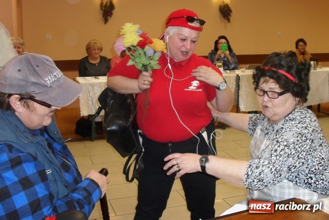 Zdjęcie w galerii na portalu naszraciborz.pl: Ma się smartfona, ma się laptopa - Kobiety Aktywne z Nędzy świętują dzień babci wiadomości z regionu