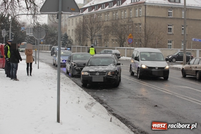 Zdjęcie w galerii na portalu naszraciborz.pl: Na Jana Pawła II zderzyły się peugeot i volkswagen wiadomości z regionu