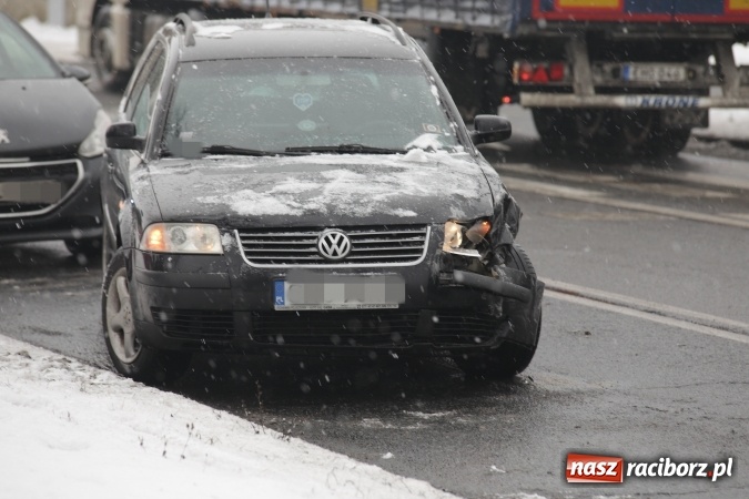 Zdjęcie w galerii na portalu naszraciborz.pl: Na Jana Pawła II zderzyły się peugeot i volkswagen wiadomości z regionu