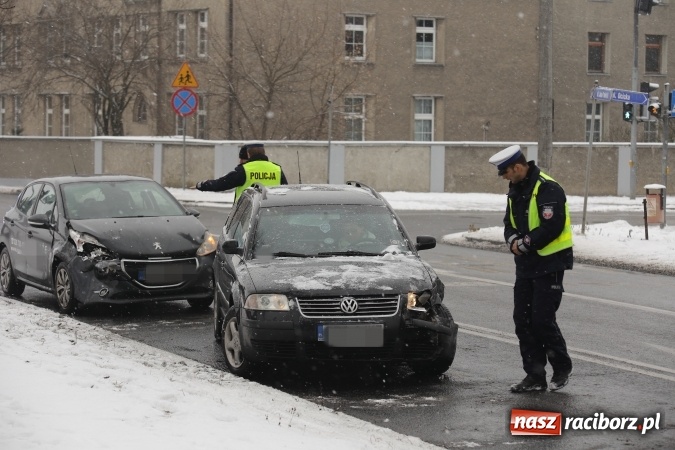 Zdjęcie w galerii na portalu naszraciborz.pl: Na Jana Pawła II zderzyły się peugeot i volkswagen wiadomości z regionu