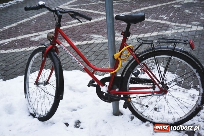 Zdjęcie w galerii na portalu naszraciborz.pl: Straż Miejska szuka właściciela roweru przypiętego do znaku drogowego wiadomości z regionu