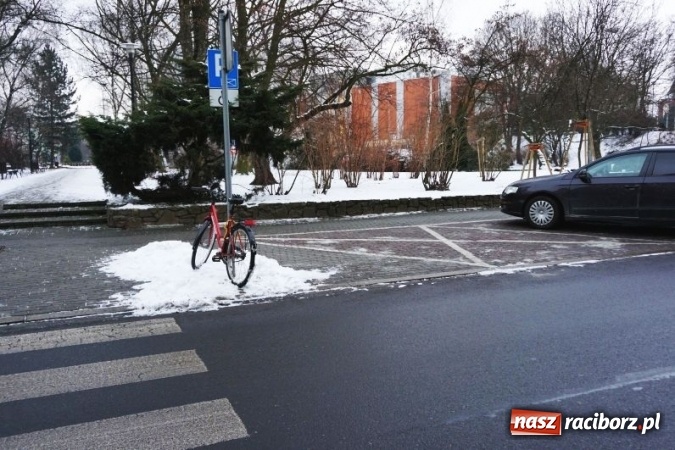 Zdjęcie w galerii na portalu naszraciborz.pl: Straż Miejska szuka właściciela roweru przypiętego do znaku drogowego wiadomości z regionu