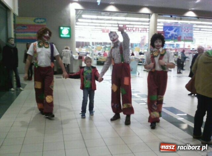 Zdjęcie w galerii na portalu naszraciborz.pl: Wychowankowie zakładu poprawczego zakończyli kolejną akcję pomocową dla potrzebujących  wiadomości z regionu