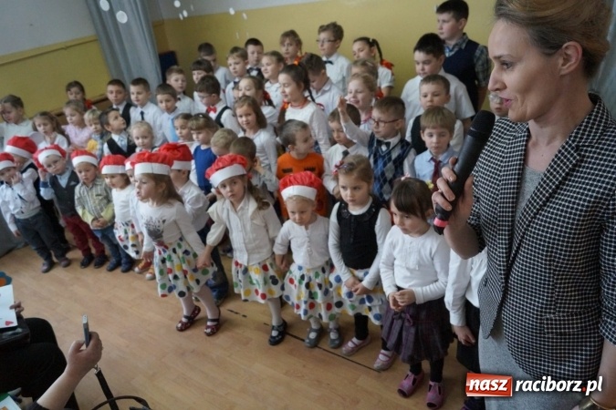 Zdjęcie w galerii na portalu naszraciborz.pl: Magik na finał Dnia Babci i Dziadka w Babicach  wiadomości z regionu