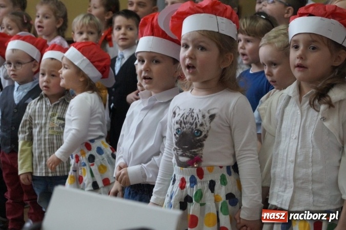 Zdjęcie w galerii na portalu naszraciborz.pl: Magik na finał Dnia Babci i Dziadka w Babicach  wiadomości z regionu