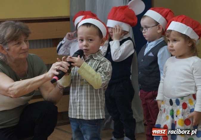 Zdjęcie w galerii na portalu naszraciborz.pl: Magik na finał Dnia Babci i Dziadka w Babicach  wiadomości z regionu