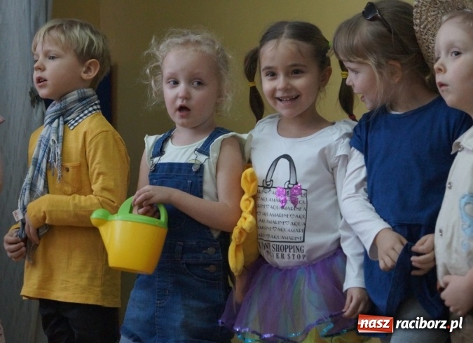 Zdjęcie w galerii na portalu naszraciborz.pl: Magik na finał Dnia Babci i Dziadka w Babicach  wiadomości z regionu