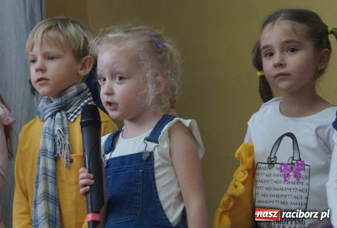 Zdjęcie w galerii na portalu naszraciborz.pl: Magik na finał Dnia Babci i Dziadka w Babicach  wiadomości z regionu