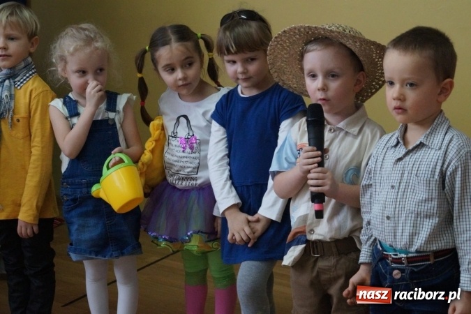 Zdjęcie w galerii na portalu naszraciborz.pl: Magik na finał Dnia Babci i Dziadka w Babicach  wiadomości z regionu