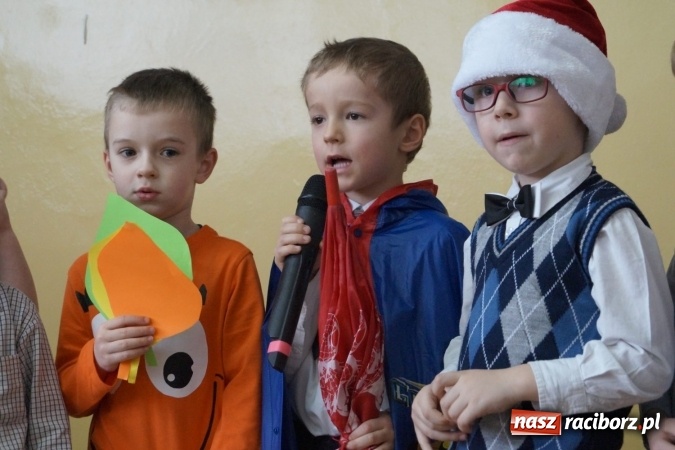 Zdjęcie w galerii na portalu naszraciborz.pl: Magik na finał Dnia Babci i Dziadka w Babicach  wiadomości z regionu