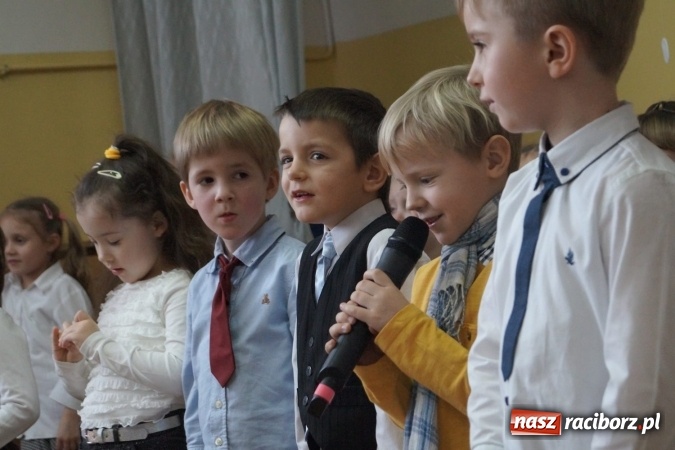 Zdjęcie w galerii na portalu naszraciborz.pl: Magik na finał Dnia Babci i Dziadka w Babicach  wiadomości z regionu