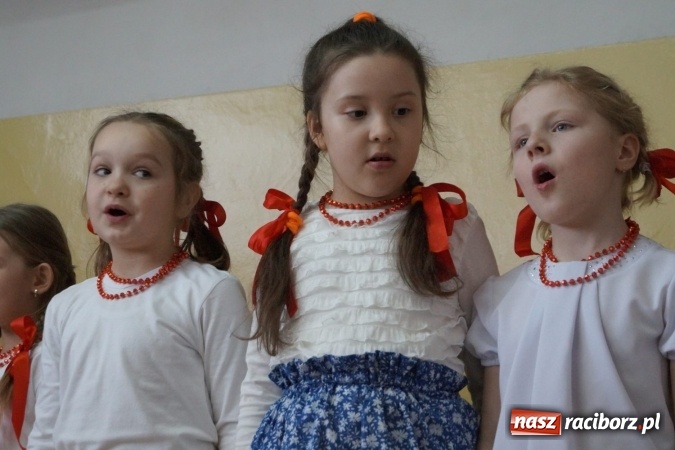 Zdjęcie w galerii na portalu naszraciborz.pl: Magik na finał Dnia Babci i Dziadka w Babicach  wiadomości z regionu