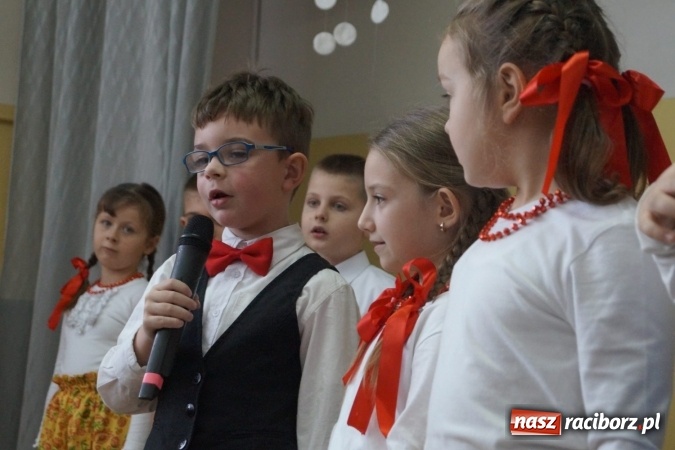 Zdjęcie w galerii na portalu naszraciborz.pl: Magik na finał Dnia Babci i Dziadka w Babicach  wiadomości z regionu