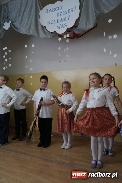 Zdjęcie w galerii na portalu naszraciborz.pl: Magik na finał Dnia Babci i Dziadka w Babicach  wiadomości z regionu