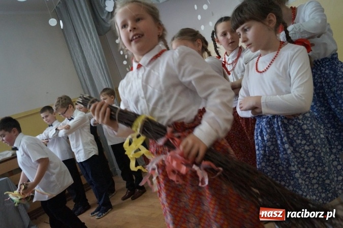 Zdjęcie w galerii na portalu naszraciborz.pl: Magik na finał Dnia Babci i Dziadka w Babicach  wiadomości z regionu