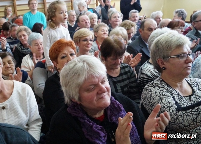 Zdjęcie w galerii na portalu naszraciborz.pl: Magik na finał Dnia Babci i Dziadka w Babicach  wiadomości z regionu