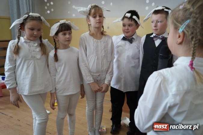 Zdjęcie w galerii na portalu naszraciborz.pl: Magik na finał Dnia Babci i Dziadka w Babicach  wiadomości z regionu