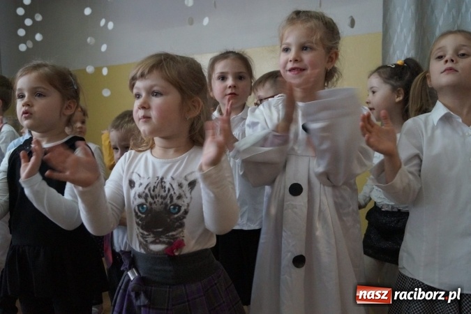 Zdjęcie w galerii na portalu naszraciborz.pl: Magik na finał Dnia Babci i Dziadka w Babicach  wiadomości z regionu