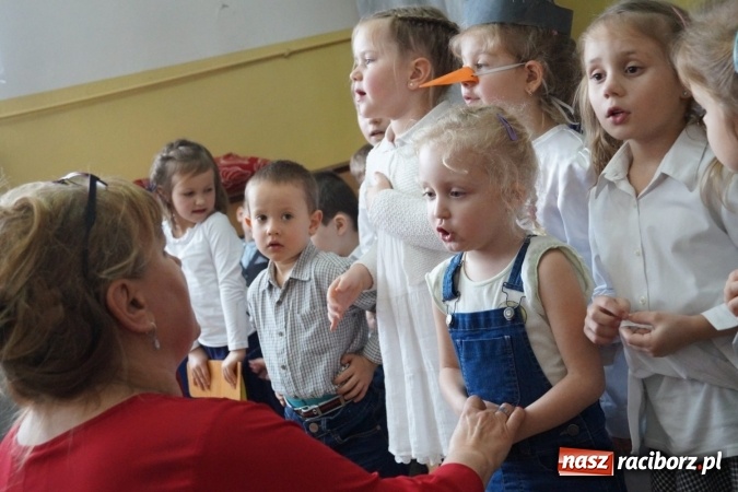Zdjęcie w galerii na portalu naszraciborz.pl: Magik na finał Dnia Babci i Dziadka w Babicach  wiadomości z regionu