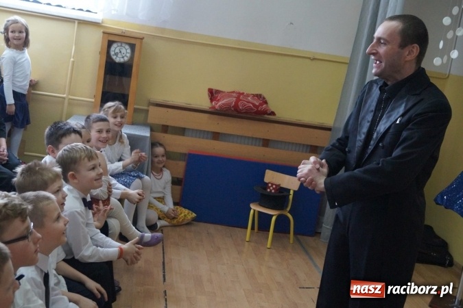 Zdjęcie w galerii na portalu naszraciborz.pl: Magik na finał Dnia Babci i Dziadka w Babicach  wiadomości z regionu