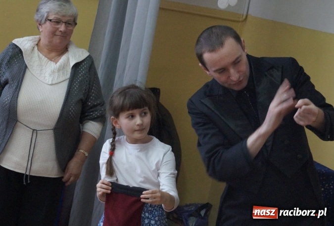Zdjęcie w galerii na portalu naszraciborz.pl: Magik na finał Dnia Babci i Dziadka w Babicach  wiadomości z regionu