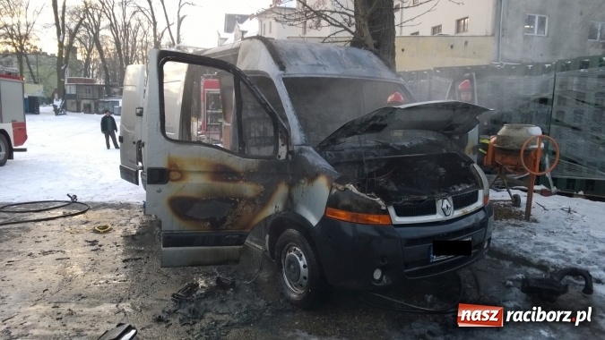 Zdjęcie w galerii na portalu naszraciborz.pl: Przy Zamkowej zapalił się dostawczy renault  wiadomości z regionu