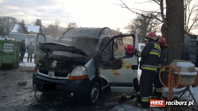 Zdjęcie w galerii na portalu naszraciborz.pl: Przy Zamkowej zapalił się dostawczy renault  wiadomości z regionu
