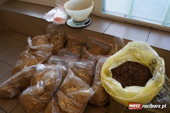 Zdjęcie w galerii na portalu naszraciborz.pl: Policjanci z Raciborza przejęli nielegalny tytoń wiadomości z regionu