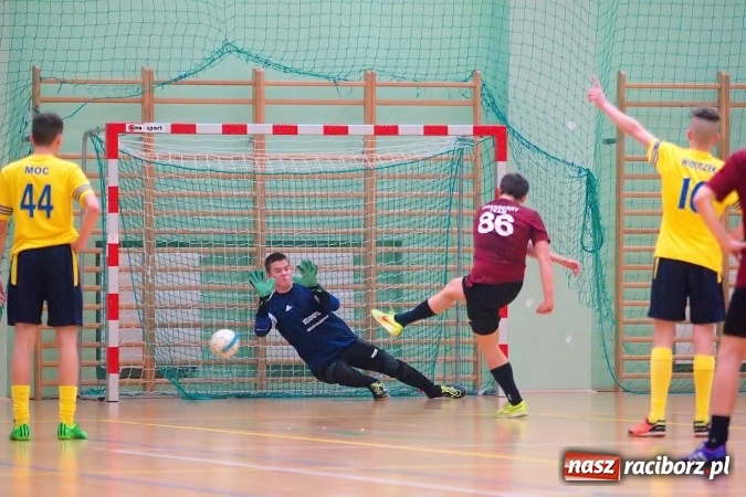 Zdjęcie w galerii na portalu naszraciborz.pl: HLPN: Ostatni weekend fazy zasadniczej w II lidze. Pewna wygrana FC Po Nalewce. Błażejowice minimalnie lepsze od Ultimate Team wiadomości z regionu