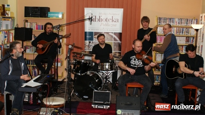Zdjęcie w galerii na portalu naszraciborz.pl: CARRANTUOHILL zagrał koncert w bibliotece wiadomości z regionu