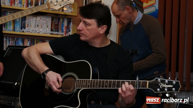 Zdjęcie w galerii na portalu naszraciborz.pl: CARRANTUOHILL zagrał koncert w bibliotece wiadomości z regionu