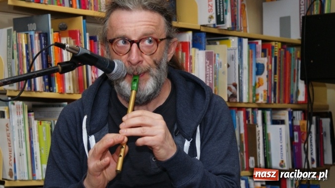 Zdjęcie w galerii na portalu naszraciborz.pl: CARRANTUOHILL zagrał koncert w bibliotece wiadomości z regionu