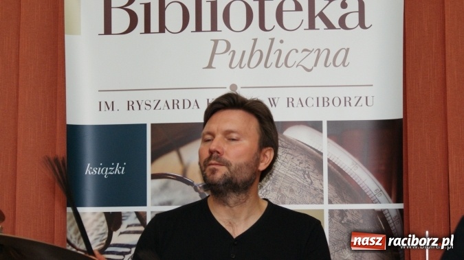 Zdjęcie w galerii na portalu naszraciborz.pl: CARRANTUOHILL zagrał koncert w bibliotece wiadomości z regionu
